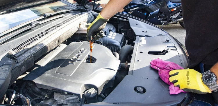 Sprawdź poziom oleju silnikowego – otwarta maska samochodu i bagnet miarkowy. Dowiedz się, jaki olej wybrać i jak go wymienić.