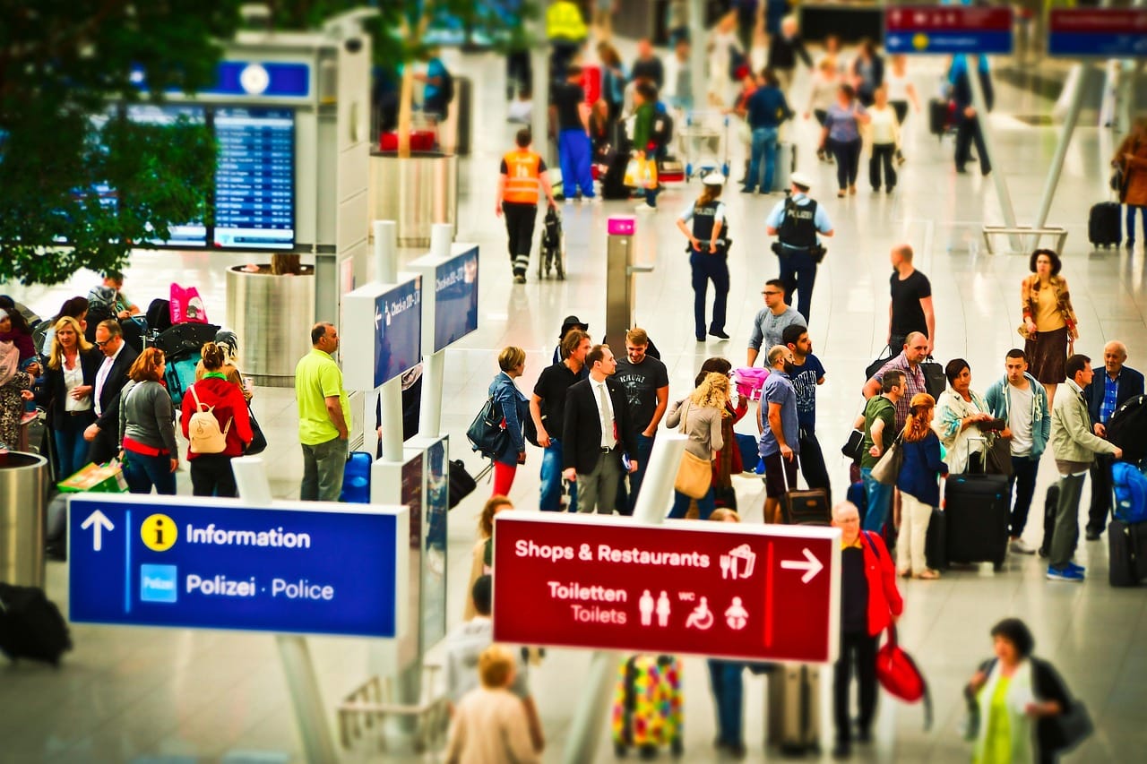 Bagaż rejestrowany 2026 – porównanie cen i wymiarów. Sprawdź, ile kosztuje walizka w Ryanair, Wizz Air, LOT i innych liniach